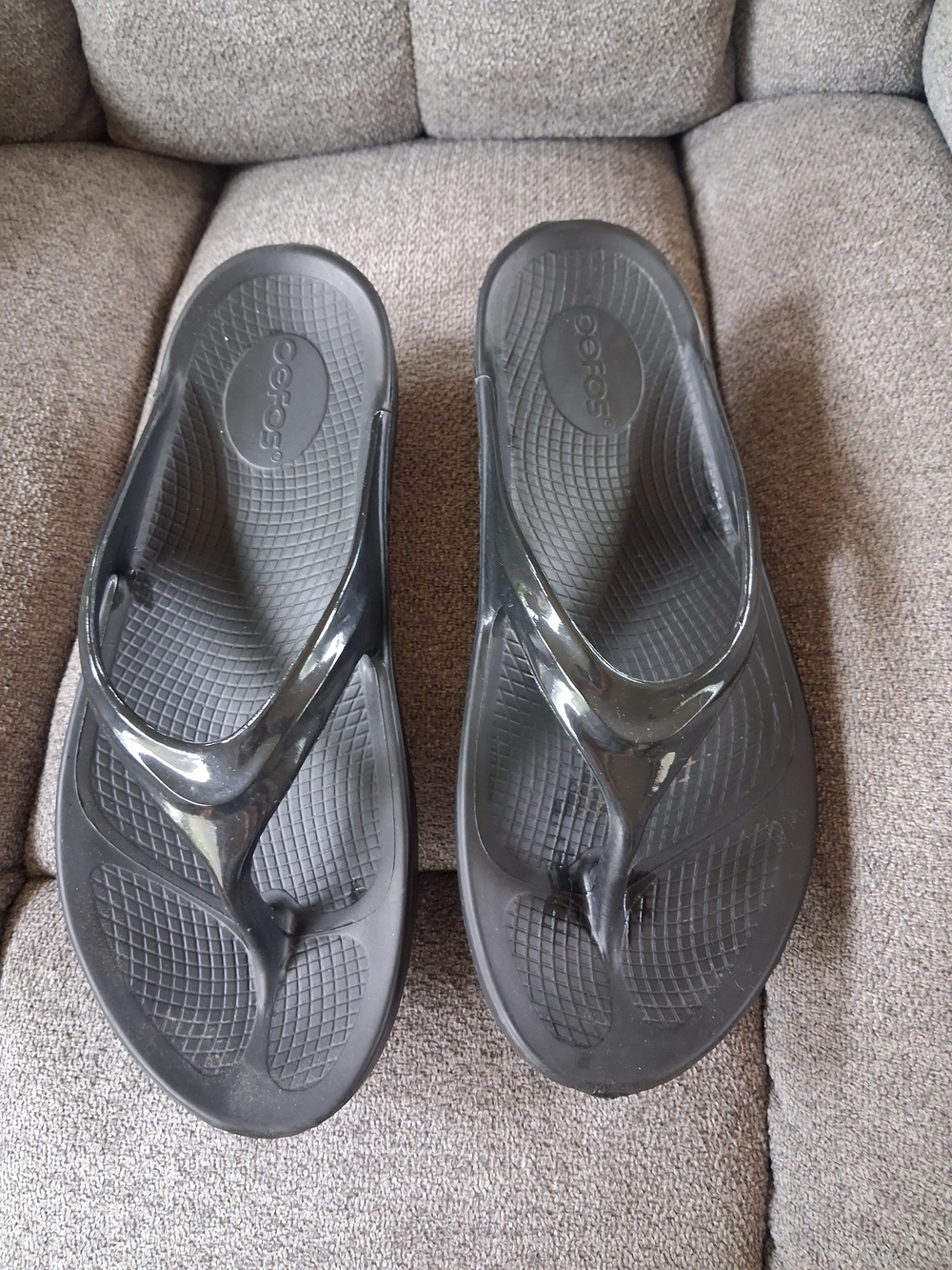 OOFOS Black Recovery Thong Sandals